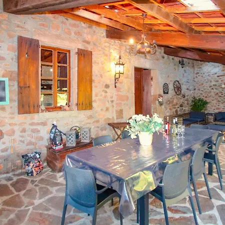 Pet Friendly In With Private Swimming Pool, Be Inside Or Outside Holiday home *
